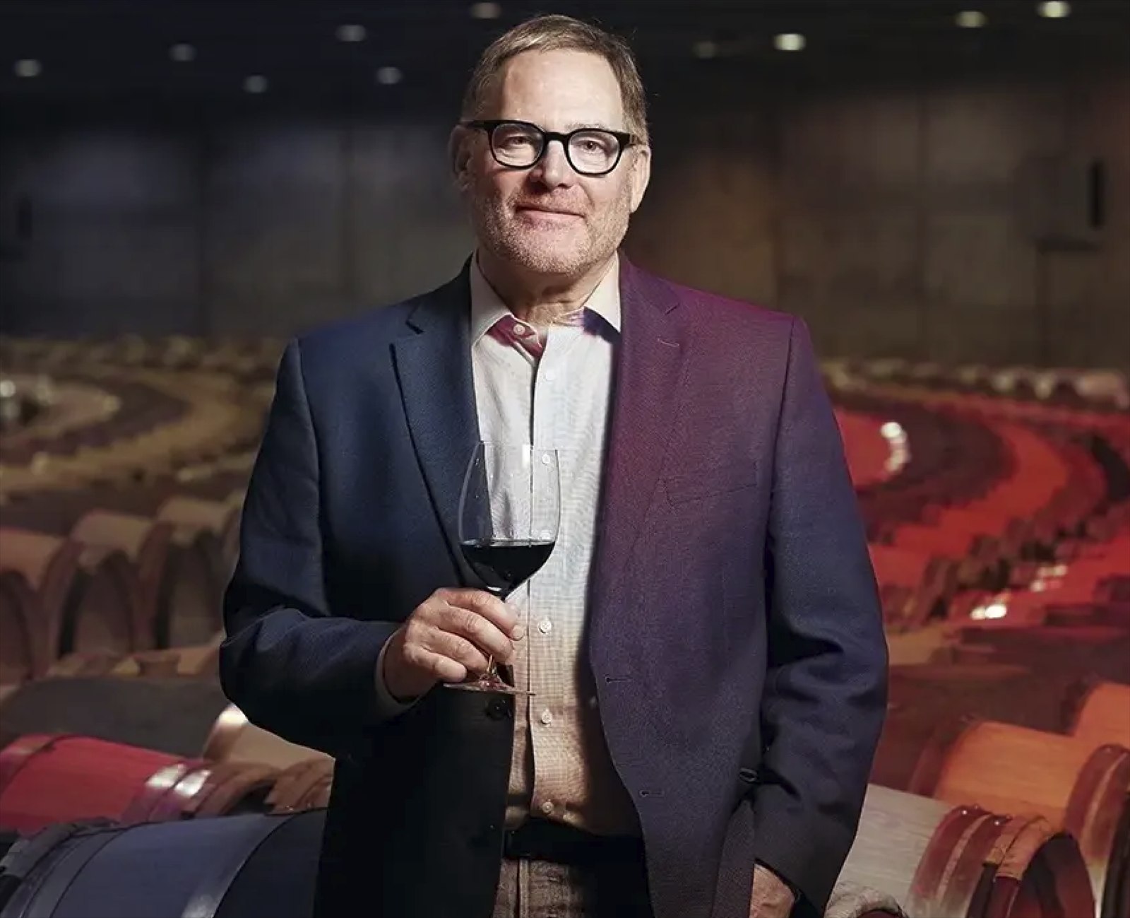 Michael Silacci mit einem Glas Rotwein bei Opus One