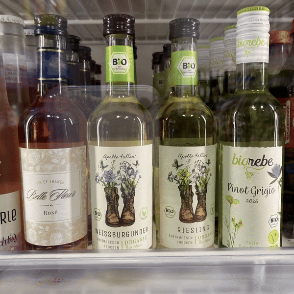 Kleine grüne Männchen: Über den überraschenden Boom neuer Weinkleinflaschen in Berlin